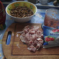 Calzone z grilla, z szynką i pieczarkami