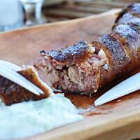 Grillowana kiełbasa z sosem tzatziki