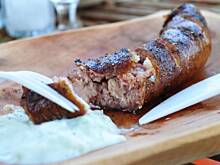 Fot. MIENTA, Grillowana kiełbasa z sosem tzatziki