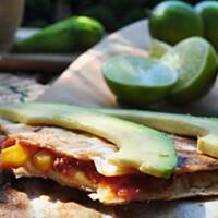 Grillowana quesadilla z fasolą i kukurydzą