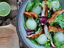 Fot. MIENTA, Sałatka z grillowanym kurczakiem i melonem