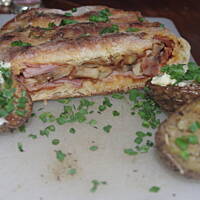 Calzone z grilla, z szynką i pieczarkami