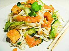 Fot. wjosna, Sałatka z makaronu ryżowego ze smażonym tofu i łososiem