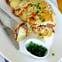 Męski omlet z kiełbasą i ziemniakami