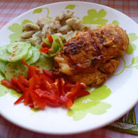 Grillowana  soczysta  pierś drobiowa  z serem i ketchupem