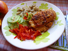 Fot. Mama - Różyczki, Grillowana  soczysta  pierś drobiowa  z serem i ketchupem