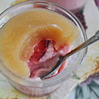 Serniczki truskawkowe z galaretką rabarbarową