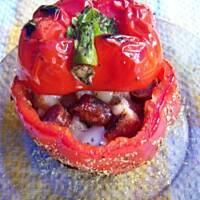 Zadymione papryki z kabanosami, ziołowymi grzankami i mozarellą