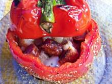 Fot. agf, Zadymione papryki z kabanosami, ziołowymi grzankami i mozarellą