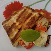 Grillowane wędzone tofu z serem Camembert i czerwoną papryką