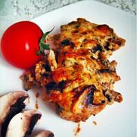 Grzebień drobiowy zapiekany w sosie jogurtowo - pieczarkowym