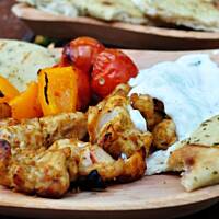 Grillowany kurczak curry z raitą i naan