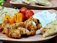 Fot. MIENTA, Grillowany kurczak curry z raitą i naan