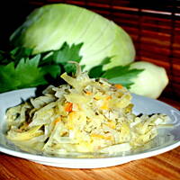 Duszona młoda kapusta z koperkiem