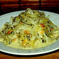 Duszona młoda kapusta z koperkiem