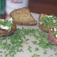 Grillowane ziemniaki w ziołach z czosnkiem