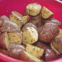 Grillowane ziemniaki w ziołach z czosnkiem