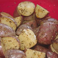 Grillowane ziemniaki w ziołach z czosnkiem