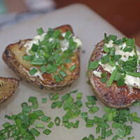 Grillowane ziemniaki w ziołach z czosnkiem