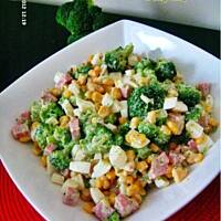 Sałatka brokułowa z szynką