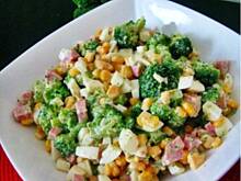 Fot. Mloda, Sałatka brokułowa z szynką
