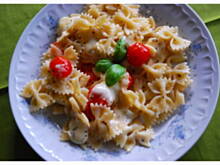 Fot. Brenia, Farfalle z pomidorami i mozarellą