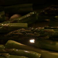 sałatka z makaronu, szparagów i krewetek