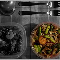 sałatka z makaronu, szparagów i krewetek