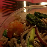 sałatka z makaronu, szparagów i krewetek