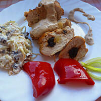 Pierś drobiowa nadziana śliwkami i czosnkiem z dipem śliwkowo-orzechowym