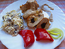 Fot. Mama - Różyczki, Pierś drobiowa nadziana śliwkami i czosnkiem z dipem śliwkowo-orzechowym