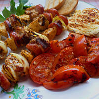 Grillowane przysmaki - szaszłyki z jabłkiem pomidory i jajka