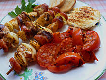 Fot. Mama - Różyczki, Grillowane przysmaki - szaszłyki z jabłkiem pomidory i jajka