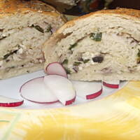 Rolada drożdżowa z serem i warzywami