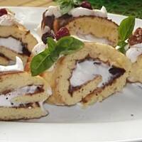 Słodki omlet z bitą śmietaną i bakaliami