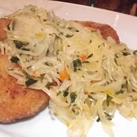 Kotlety ziemniaczane z przesmażaną kapustą