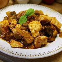 Filet z kurczaka z pieczarkami w pikantym sosie