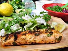 Fot. MIENTA, Grillowany łosoś w ziołach z sosem ziołowym