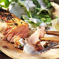 Grillowany łosoś w ziołach z sosem ziołowym