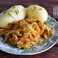 Młoda kapusta z młodymi ziemniaczkami