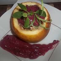 Grillowane jabłka z kurczakiem i sosem borówkowym