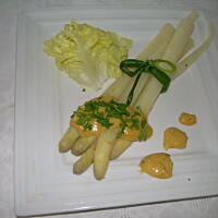 Białe szparagi w sosie holenderskim