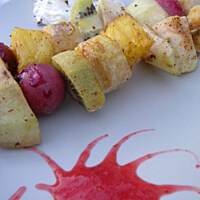 Owocowe szaszłyki z grilla z musem i bitą śmietaną