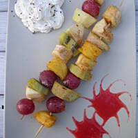 Owocowe szaszłyki z grilla z musem i bitą śmietaną