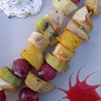 Owocowe szaszłyki z grilla z musem i bitą śmietaną