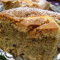 Herbaciane ciasto z siekaną czekoladą i jabłkami