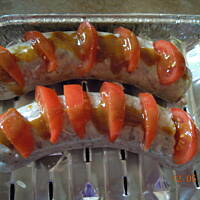 Biała kiełbasa polewana słodkim sosem