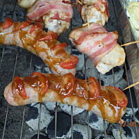 Biała kiełbasa polewana słodkim sosem