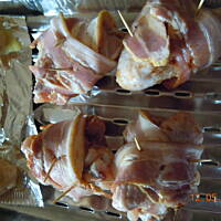 Skrzydełka z morelą i boczkiem