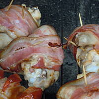 Skrzydełka z morelą i boczkiem